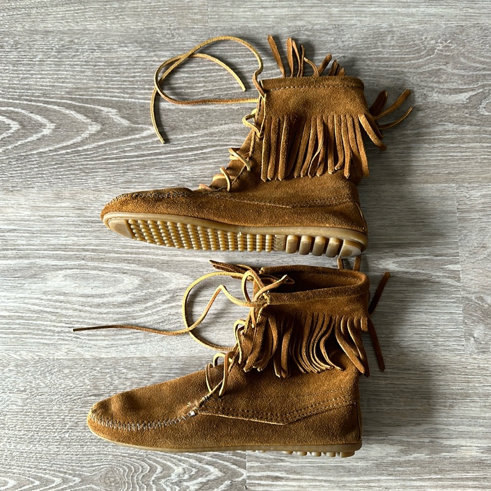 Classic Minnetonka Woman Fringe High Top Ankle Hardsole Boot Size 8